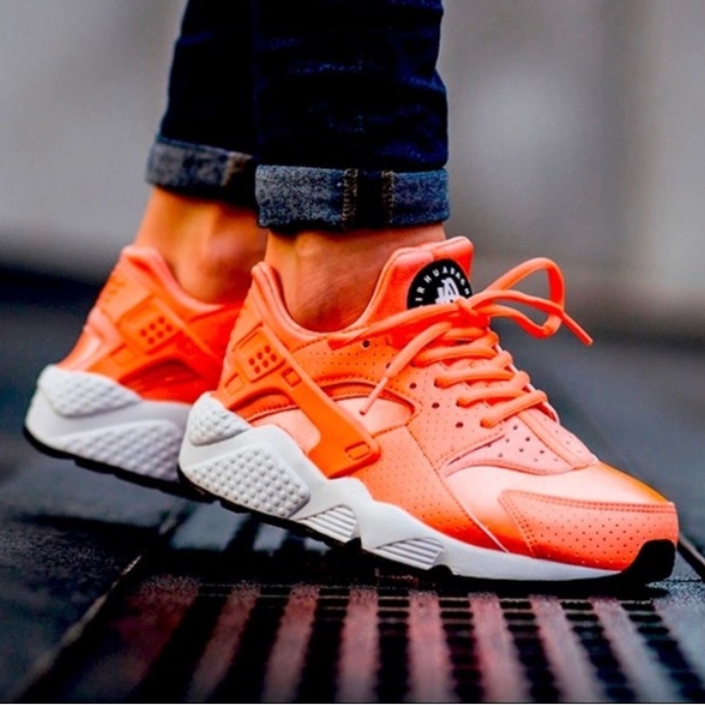 Nike Air Huarache Atomic Pink Run SE Sneakers Size 8